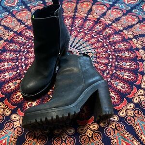 Dr. Martens Magdalena Black Chunky Heeled boot, EUC (worn once)